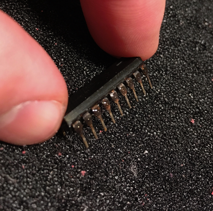 Heavily oxidized pins on a TMS4044